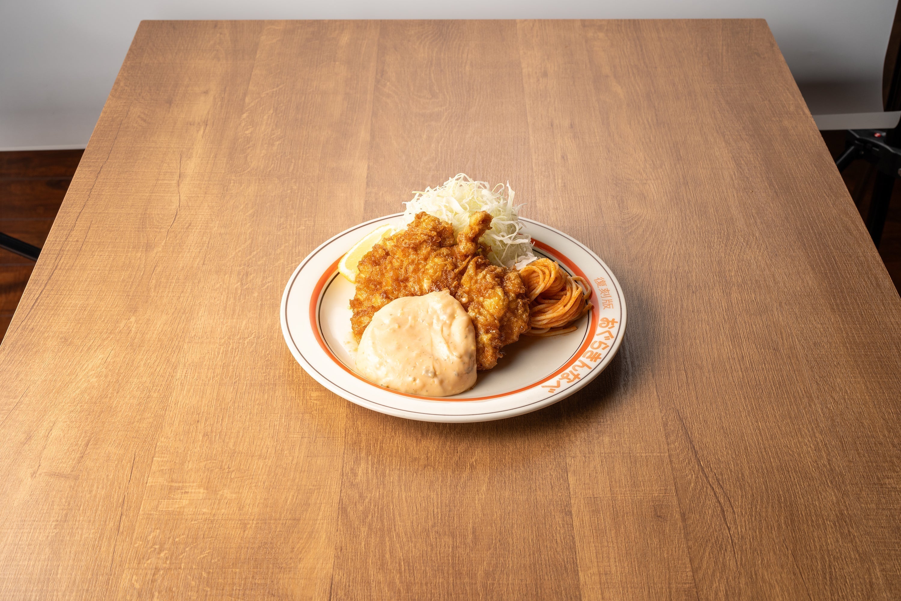 一枚一枚、手で揚げる。お店と同じ規格で届けています。