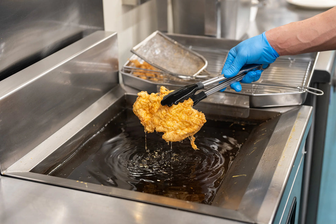 一枚一枚、手で揚げる。お店と同じ規格で届けています。