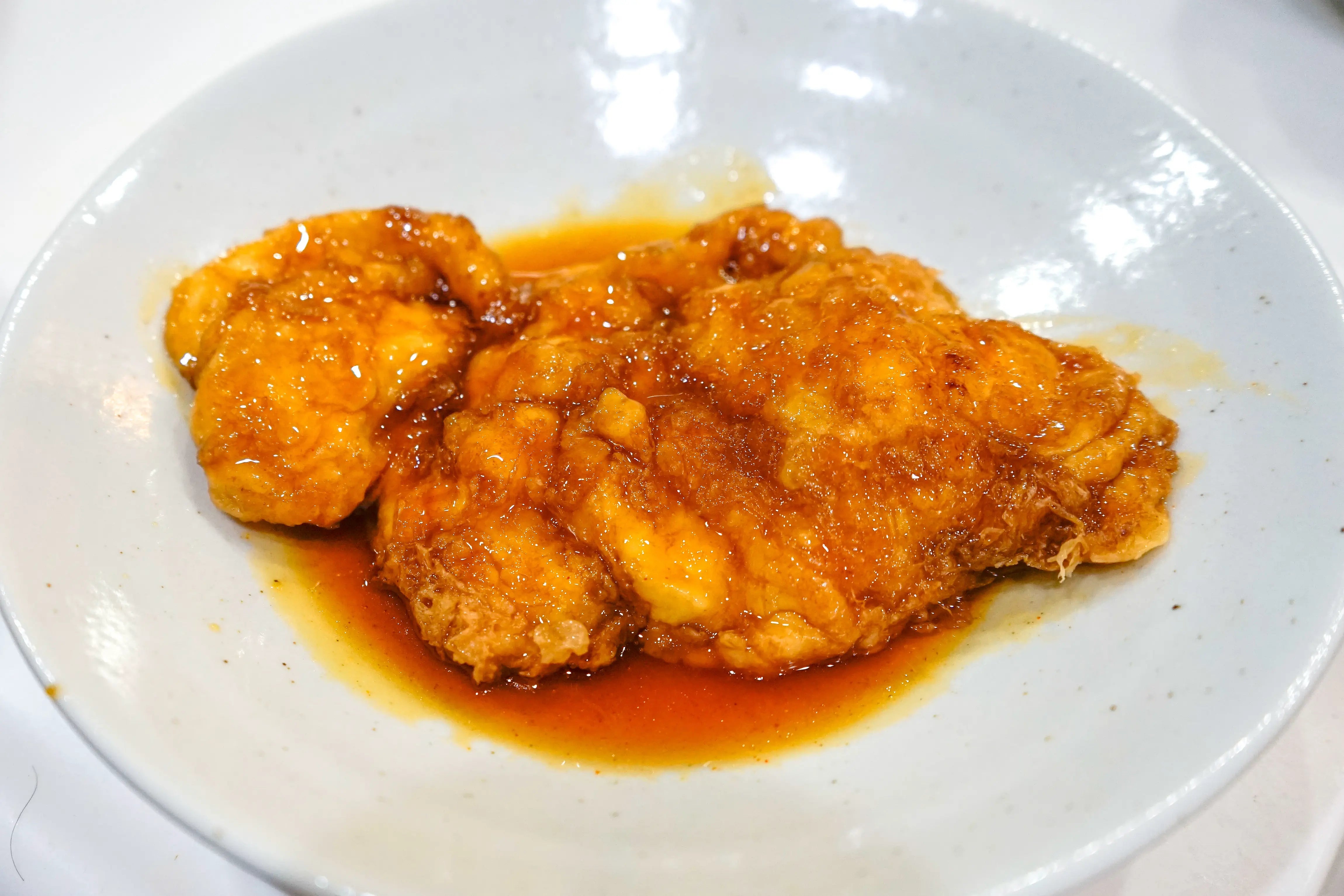 本場宮崎のチキン南蛮と同様にたっぷりの甘酢ダレで浸している写真